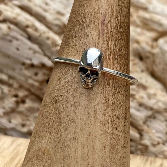 Sterling Silver Skull With Hollow Eyes Ring Sizes 5,6,8,9 - Picture 2 of 4